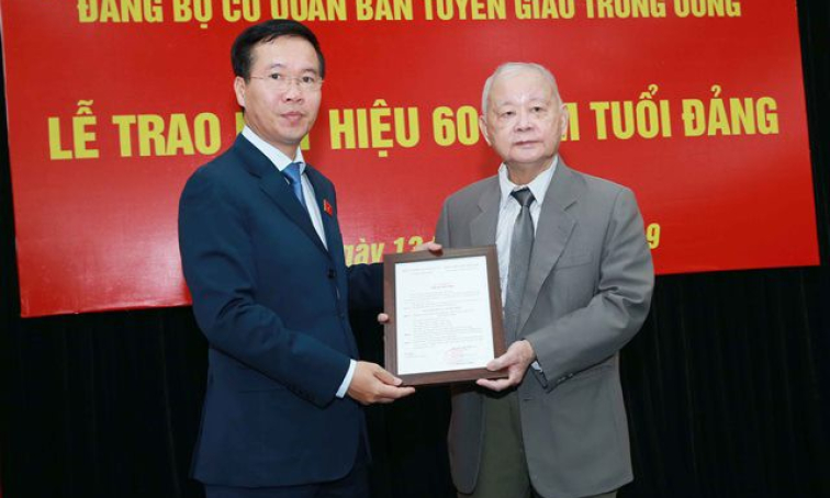 Trao huy hiệu 60 năm tuổi Đảng cho ông Lê Xuân Tùng