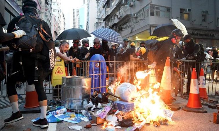 Biểu tình bạo lực tiếp diễn tại Hong Kong