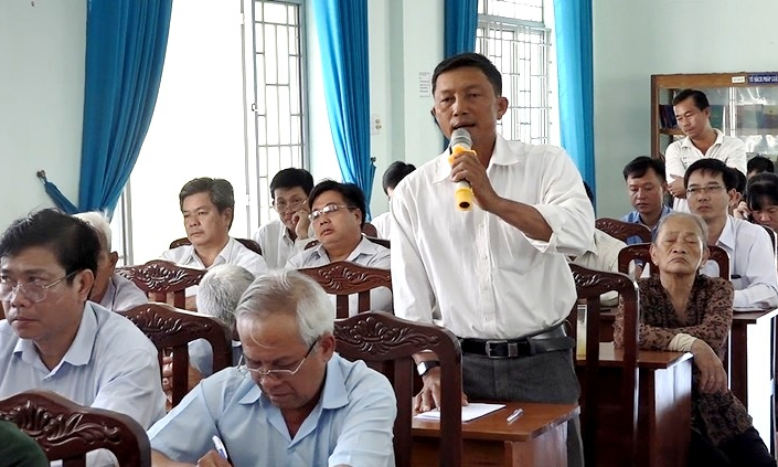 Đại biểu Quốc hội tiếp xúc cử tri thị xã Kiến Tường