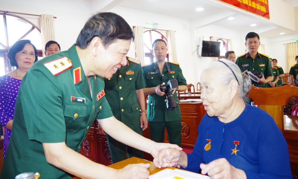 Tổng Cục Chính trị-Quân đội Nhân Dân Việt Nam thăm, tặng quà và nhà tình nghĩa gia đình chính sách