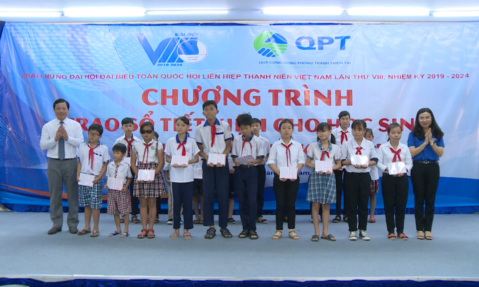 Quỹ cộng đồng phòng tránh thiên tai Việt Nam trao sổ tiết kiệm cho học sinh có hoàn cảnh khó khăn tại Long An