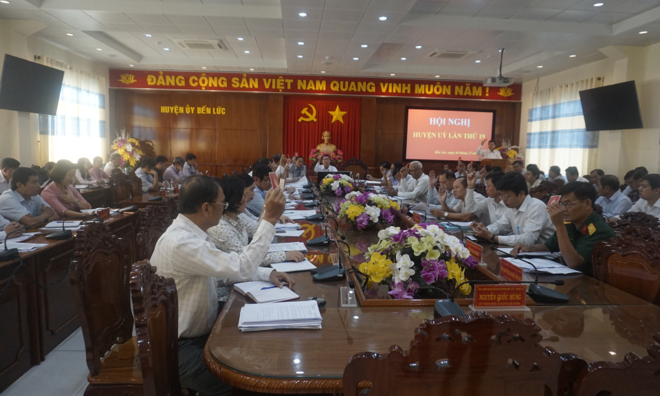 Hội nghị Huyện ủy Bến Lức lần thứ 19 (khóa XI) đánh giá có 19/20 chỉ tiêu đạt và vượt kế hoạch đề ra