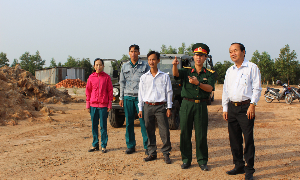 Đức Huệ: Kiểm tra tiến độ thi công các chốt dân quân biên giới