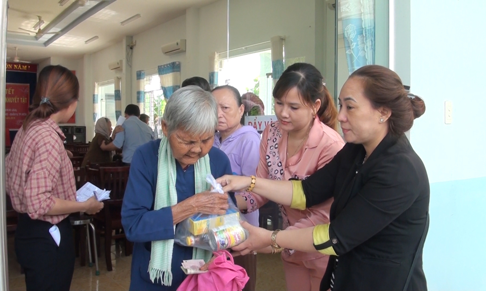 Đức Hòa: Trao quà cho người khuyết tật và trao nhà tình thương cho gia đình khó khăn về nhà ở