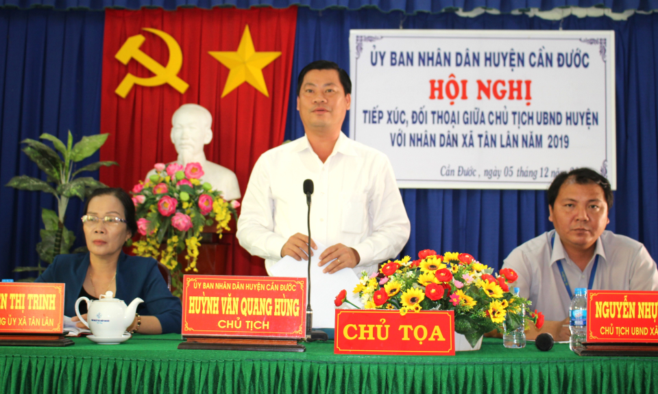 Chủ tịch Ủy ban nhân dân huyện Cần Đước đối thoại với nhân dân xã Tân Lân