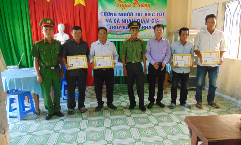 Châu Thành: Khen thưởng gương người tốt và cá nhân truy bắt tội phạm