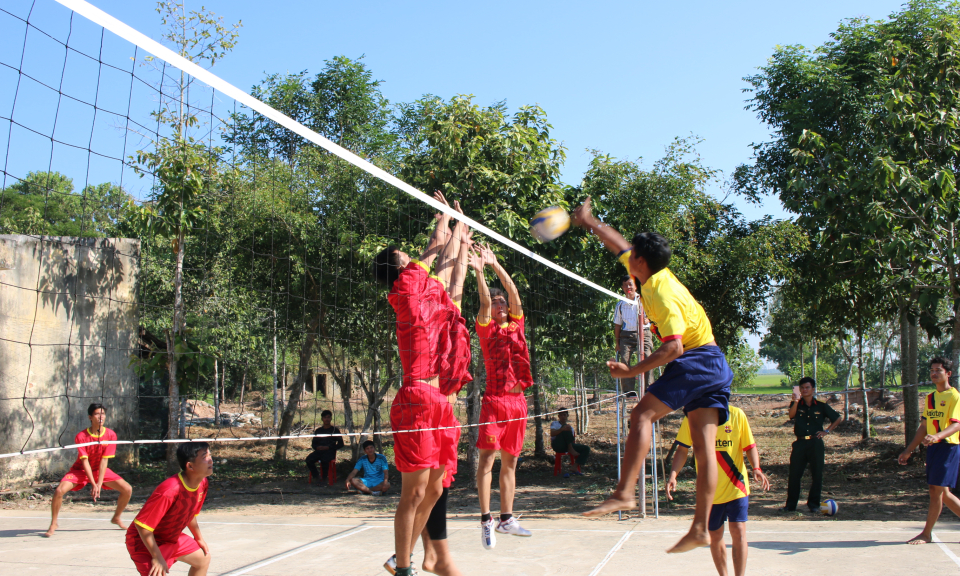 Giao lưu bóng chuyền với lực lượng vũ trang 2 huyện nước bạn Campuchia