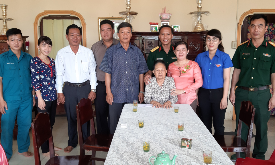 Ban chỉ huy quân sự thăm, tặng quà MVNAH huyện Tân Thạnh