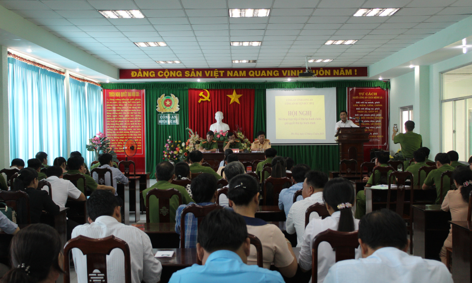 Công an Đức Huệ đối thoại trực tiếp với nhân dân về thủ tục hành chính