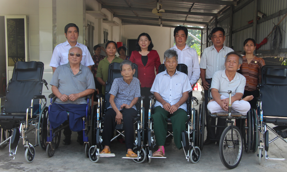 Thủ Thừa: Trao tặng xe lăn cho thương binh
