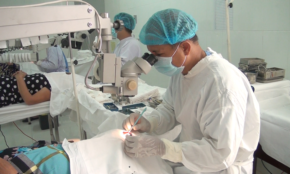Mổ mắt miễn phí cho bệnh nhân nghèo Đức Hòa, Đức Huệ