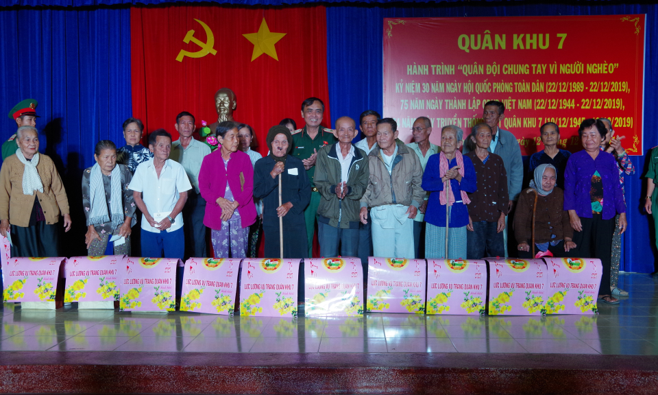 Quân khu 7 Về Nguồn &#8220;Quân đội chung tay vì người nghèo&#8221;