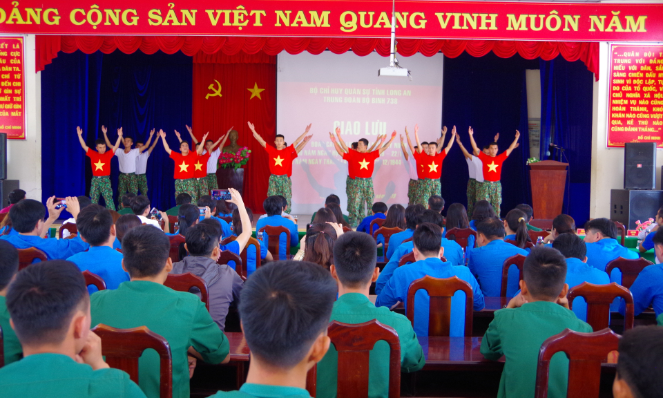 Liên đoàn lao động tỉnh thăm, giao lưu cán bộ, chiến sĩ tiểu đoàn 1