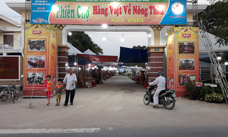 Tân Trụ: Phiên chợ hàng Việt về nông thôn