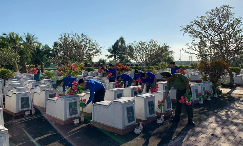 Bến Lức, Đức Hòa: Đoàn viên thanh niên tham gia chăm sóc, chỉnh trang Nghĩa trang liệt sĩ