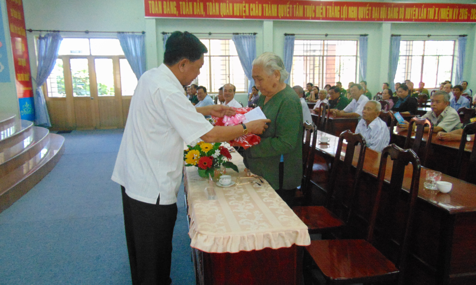 Châu Thành: Họp mặt kỷ niệm 75 năm ngày thành lập Quân Đội Nhân Dân Việt Nam.