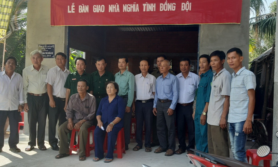 Tân Thạnh: Trao nhà nghĩa tình đồng đội cho hội viên Hội Cựu Chiến binh nghèo