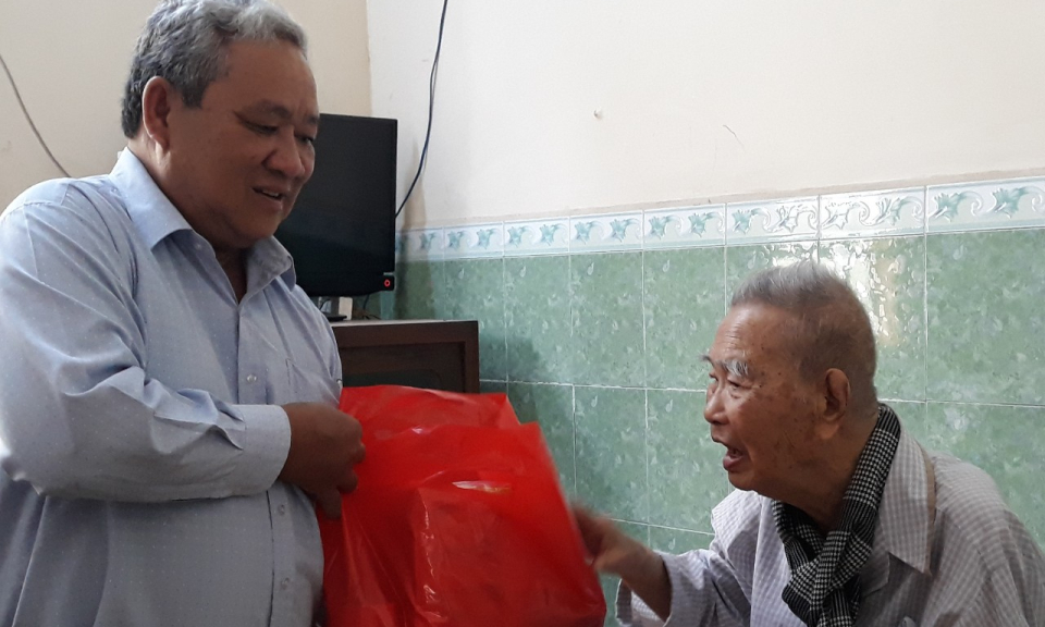 TP Tân An: Thăm, tặng quà gia đình chính sách