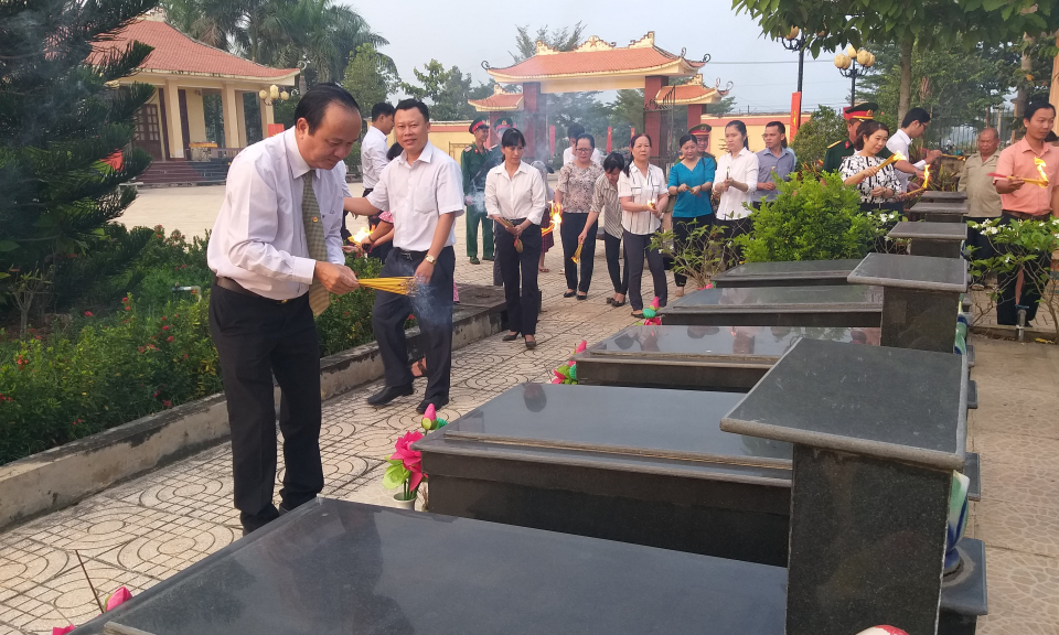 Đức Huệ: Viếng nghĩa trang liệt sĩ nhân 75 năm thành lập Quân đội nhân dân Việt Nam