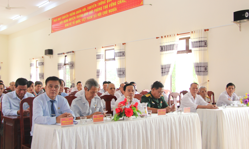 Thủ Thừa, Cần Đước: Họp mặt, tặng quà cho CB hưu trí nhân kỷ niệm 75 năm ngày thành lập Quân đội nhân dân Việt Na