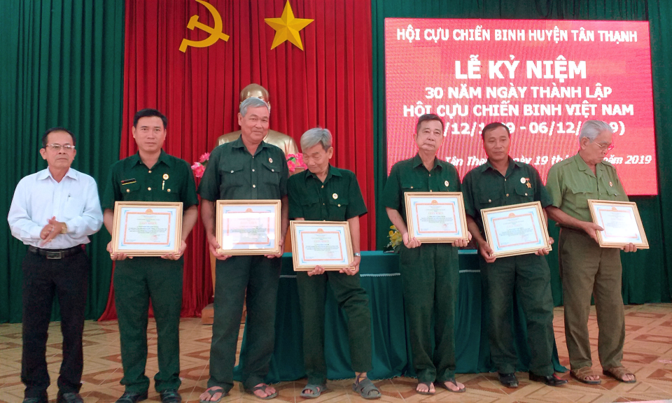 Tân Thạnh: Họp mặt kỷ niệm 30 năm ngày thành lập Hội CCB Việt Nam (06/12/1989 – 06/12/2019)