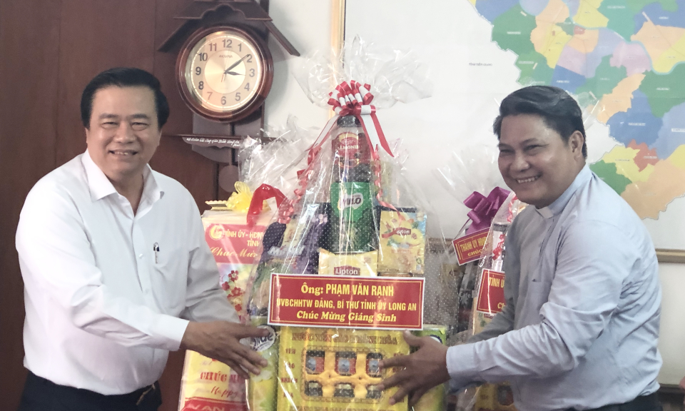 Bí thư Tỉnh ủy thăm, chúc mừng Giáng sinh tại Nhà thờ giáo xứ Tân An.