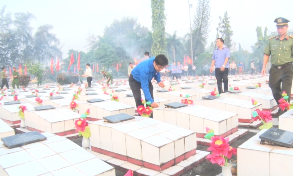 Long An: Viếng Nghĩa trang liệt sĩ nhân Ngày Thành lập Quân đội Nhân dân Việt Nam