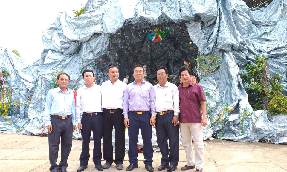 Lãnh đạo TP Tân An, Tân Thạnh thăm và chúc mừng lễ Giáng sinh 2019 tại các giáo xứ