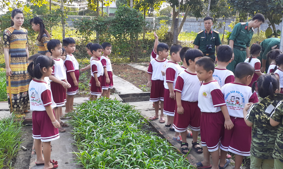 Tân Hưng: Học sinh mầm non thị trấn thăm cán bộ, chiến sĩ Ban chỉ huy quân sự huyện