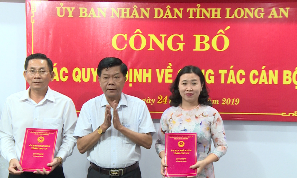 Chủ tịch UBND tỉnh trao các quyết định về công tác cán bộ