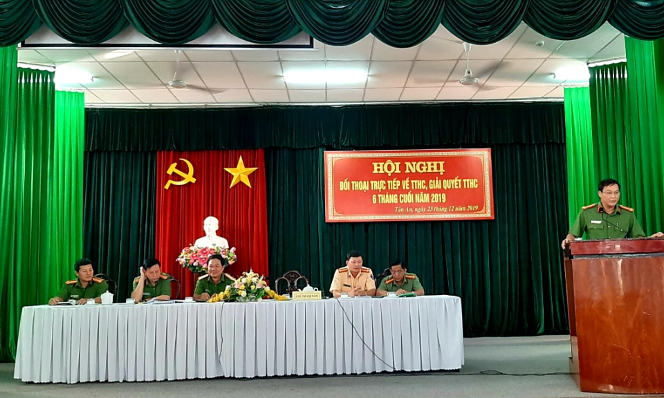 Công an TP.Tân An đối thoại trực tiếp về thủ tục hành chính