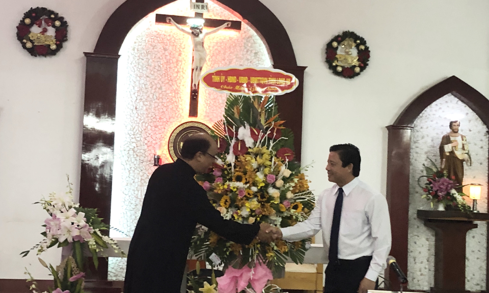 Lãnh đạo Tỉnh chúc mừng Giáng sinh tại Nhà thờ Bình Quân, TP Tân An.
