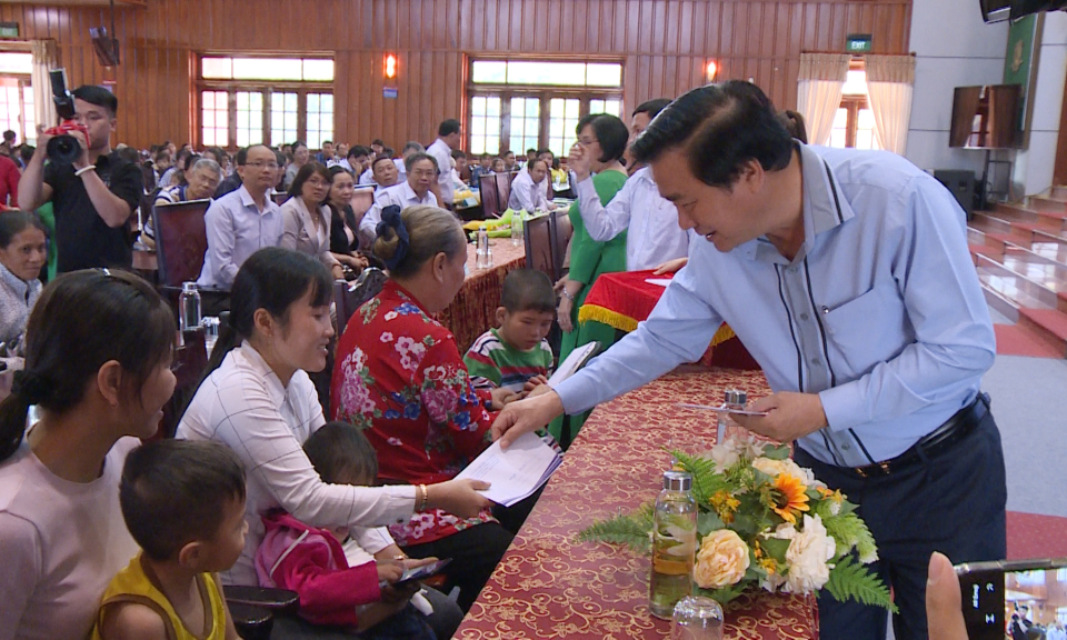 Long An: Trao 200 học bổng và quà cho trẻ em có hoàn cảnh đặc biệt khó khăn