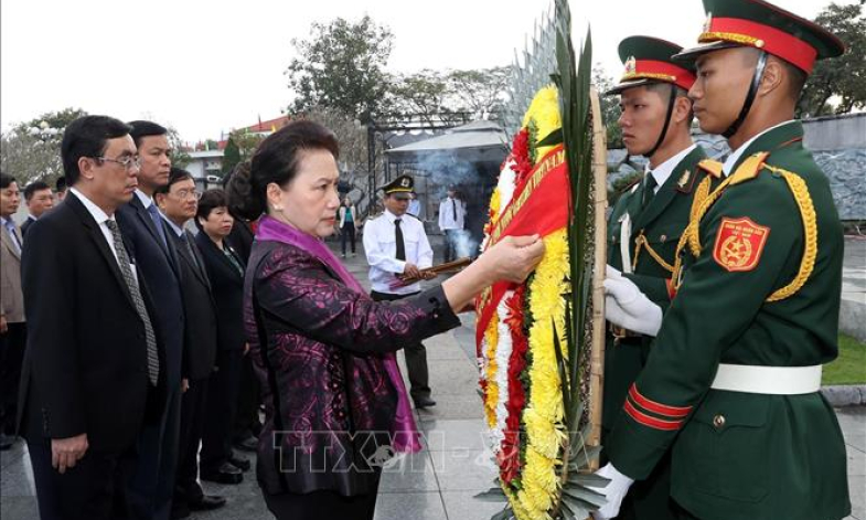 Chủ tịch Quốc hội Nguyễn Thị Kim Ngân dâng hương tại Nghĩa trang Liệt sĩ Đường 9