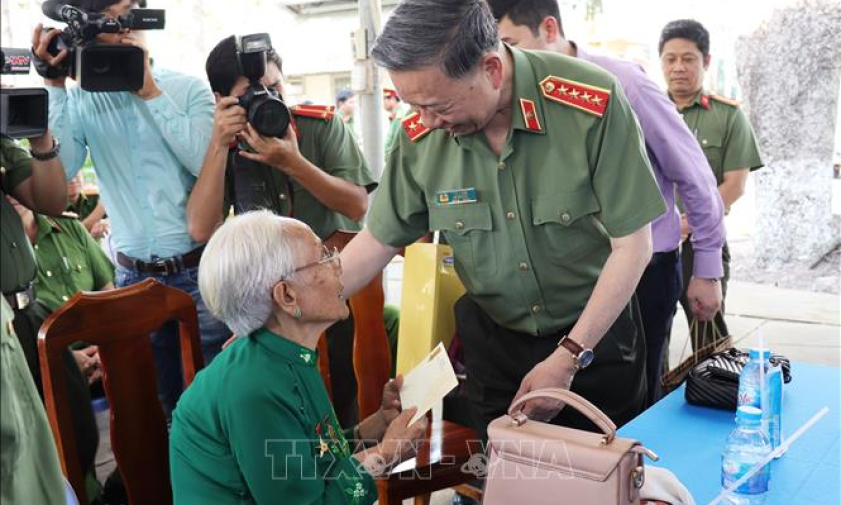 Bộ trưởng Bộ Công an thăm căn cứ và tặng quà các gia đình chính sách ở Tây Ninh