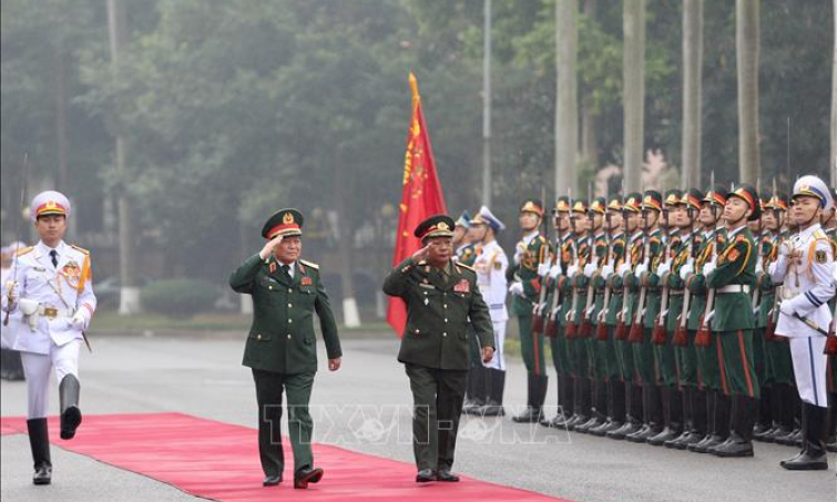 Bộ trưởng Bộ Quốc phòng Lào thăm chính thức Việt Nam