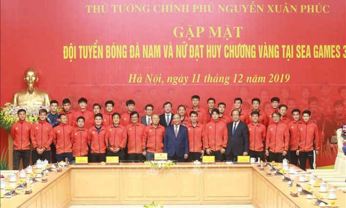 Thủ tướng Nguyễn Xuân Phúc: &#8216;Cảm ơn các bạn vì tình yêu bóng đá, vì màu cờ sắc áo&#8217;