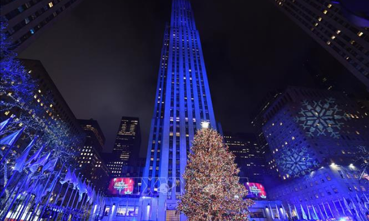 New York thắp sáng cây thông Noel khổng lồ