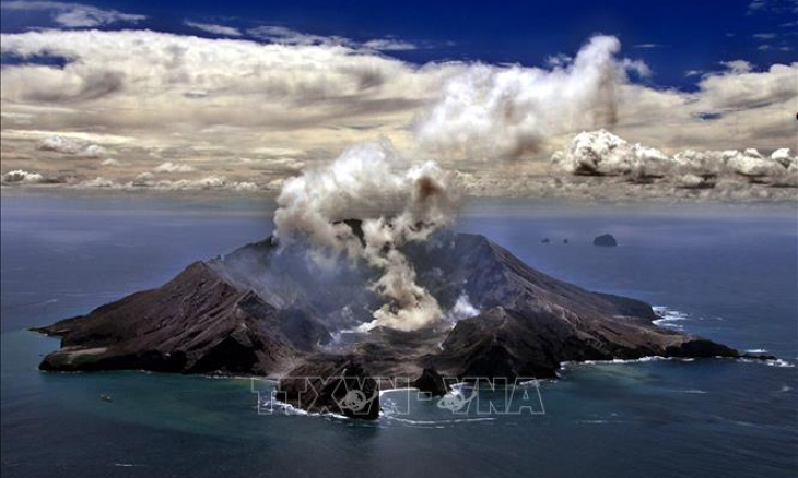 Núi lửa phun trào ở New Zealand: Ít nhất 1 người tử vong, 100 người vẫn bị mắc kẹt