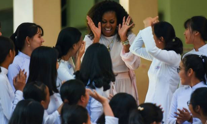 Hình ảnh cựu Đệ nhất phu nhân Mỹ Michelle Obama gần gũi với các nữ sinh Việt Nam