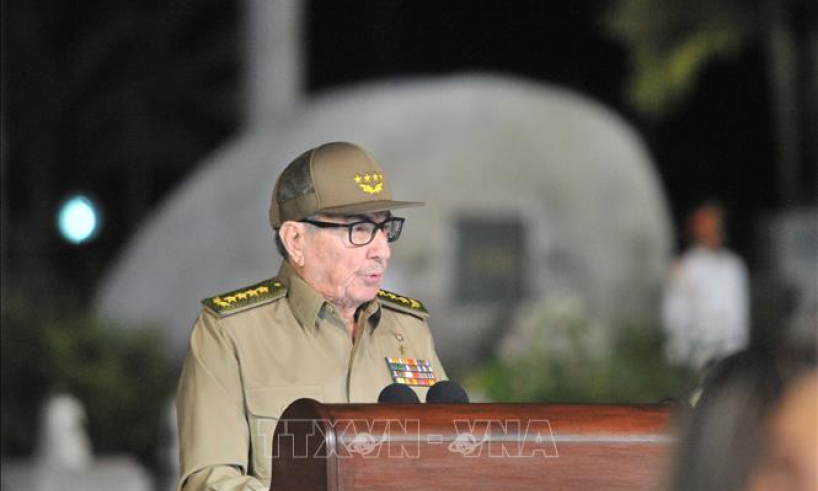 Cuba vững tay chèo trong cơn sóng cả