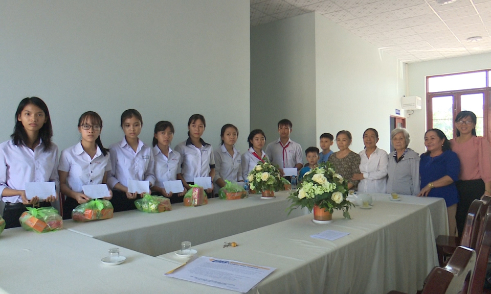 Đức Hòa: Trao học bổng cho học sinh có hoàn cảnh đặc biệt khó khăn