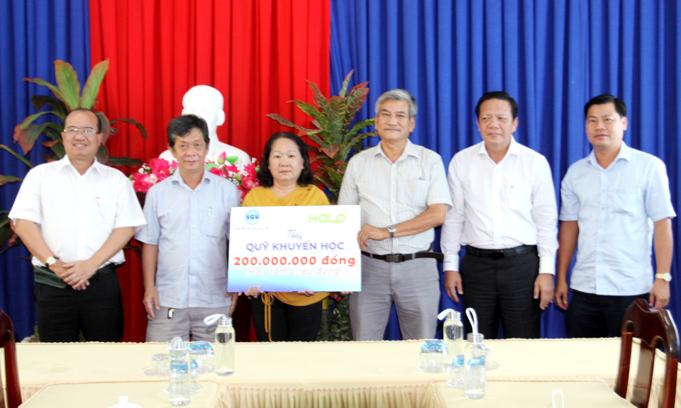 Cần Đước: Trường Đại học Sài Gòn trao quỹ khuyến học trị giá 200 triệu đồng