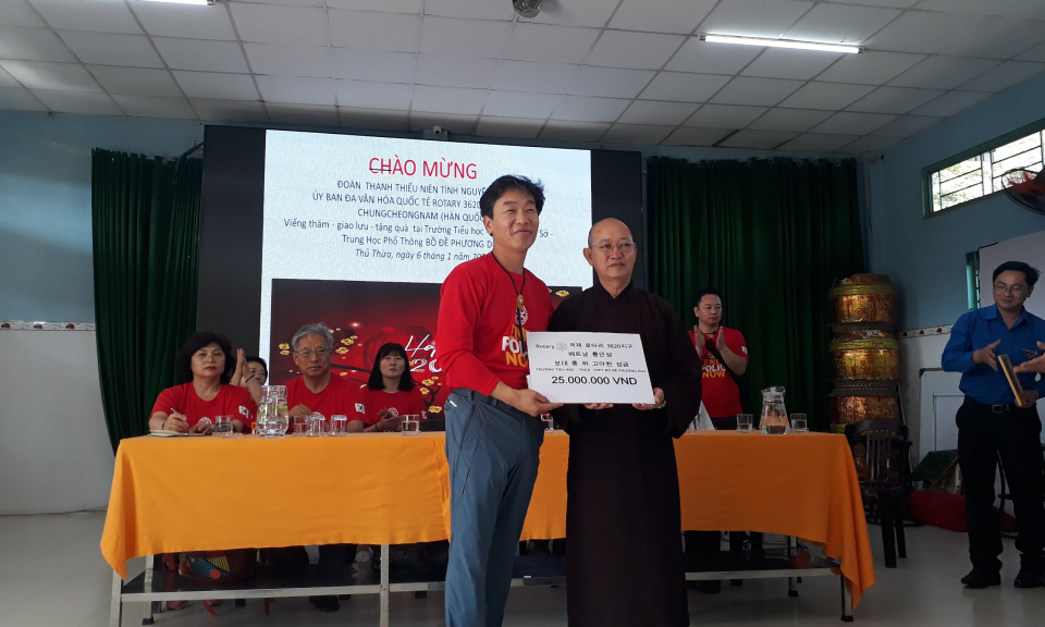 Thủ Thừa: Tặng quà tết trường TH-THCS-THPT Bồ Đề Phương Duy