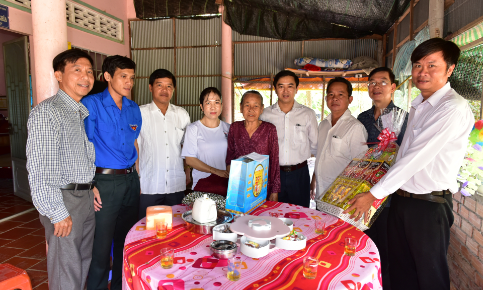 Tân Hưng: Sở Tài chính thăm mẹ VNAH Nguyễn Thị Nâu ở xã Vĩnh Châu B
