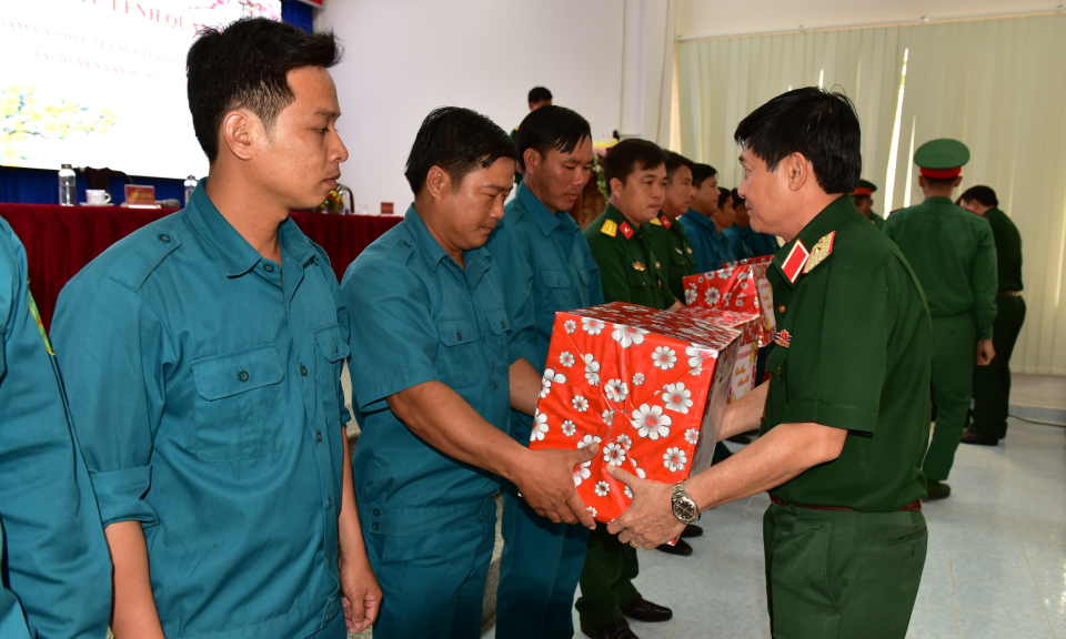 Bộ Tư lệnh Quân khu 7 thăm và chúc tết 02 huyện Tân Hưng, Vĩnh Hưng