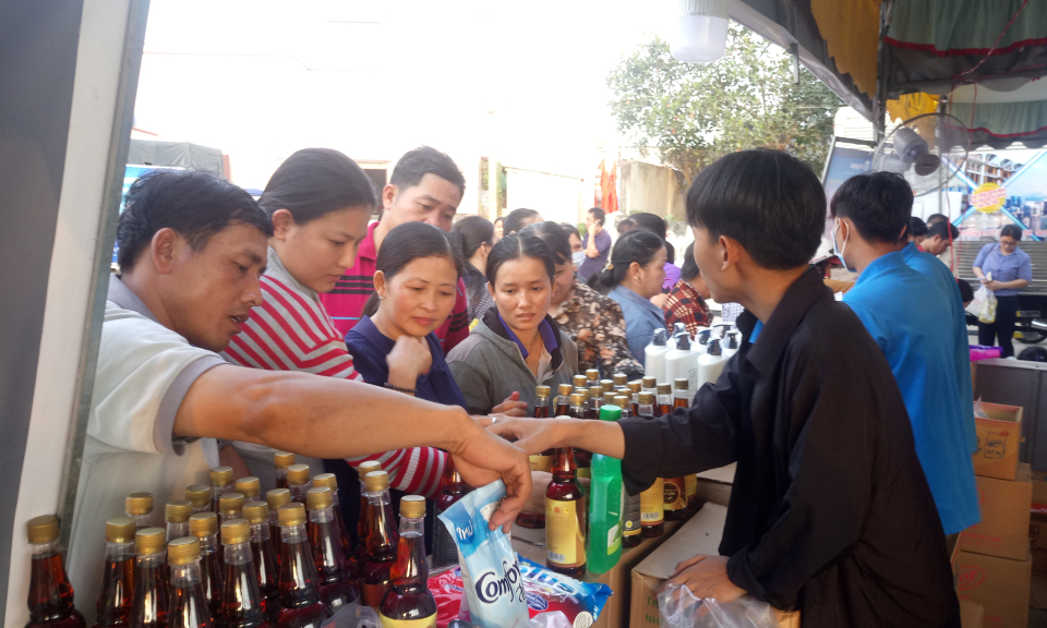 Bến Lức: Chương trình “Tết sum vầy – Mừng Xuân, ơn Đảng” và “Ngày hội công nhân – Phiên chợ nghĩa tình”