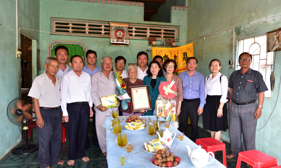 Tân Hưng: UBND tỉnh Long An chúc thọ người cao tuổi