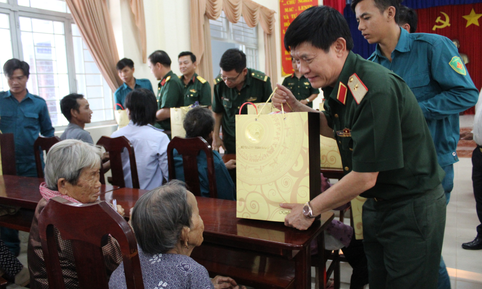 Thiếu tướng Lê Bửu Tuấn- Phó tư lệnh quân khu 7 thăm chúc tết huyện Đức Huệ