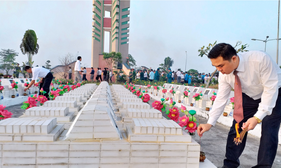 Viếng nghĩa trang liệt sĩ tại Nghĩa trang liệt sĩ liên huyện Tân Thạnh &#8211; Thạnh Hóa